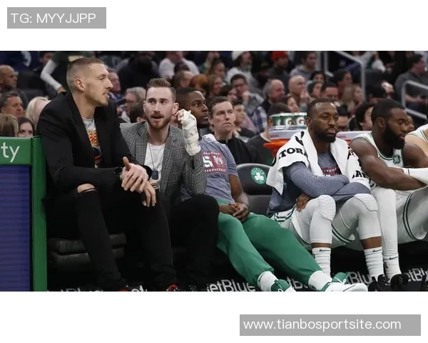 老哥你又胖了美记与绿军传奇安东尼沃克合影引发热议